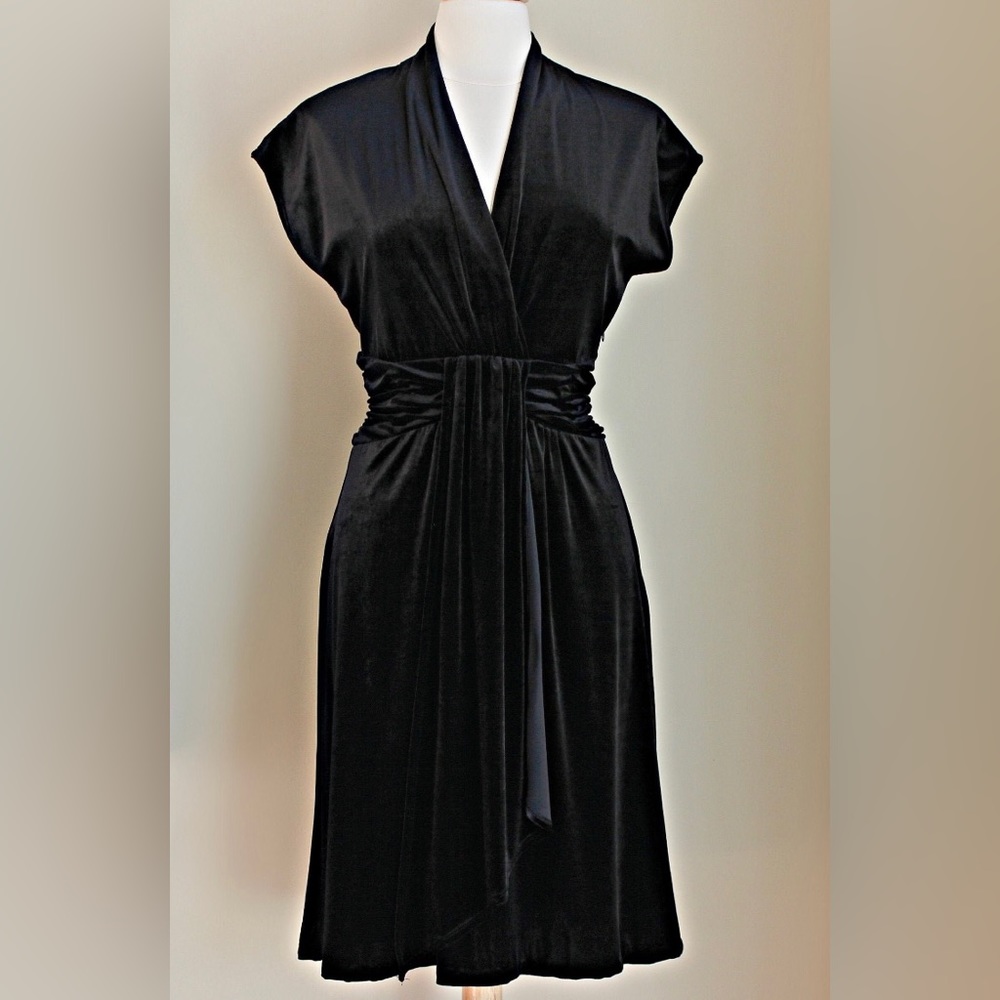 Vintage 1990's plush black velvet v-neck knee length dress by Sangria